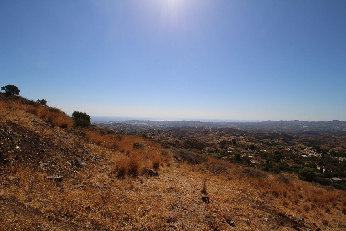 Terreno de 20.000 m² con Cortijo a Reformar y Vistas Panorámicas al Mar en Mijas – Gran Oportunidad de Inversión