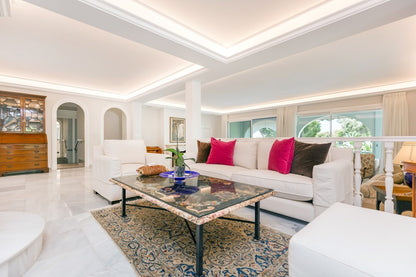 Villa en Marbella en Primera Línea de Golf | Parcela de 3.000 m² con Vistas al Mar y Potencial de Reforma