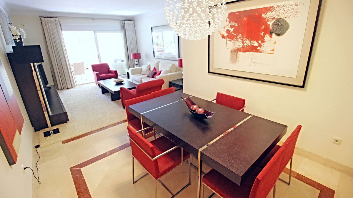 Apartamento de Ensueño a Metros del Mar con Terraza Acristalada, Piscina y Parking Privado