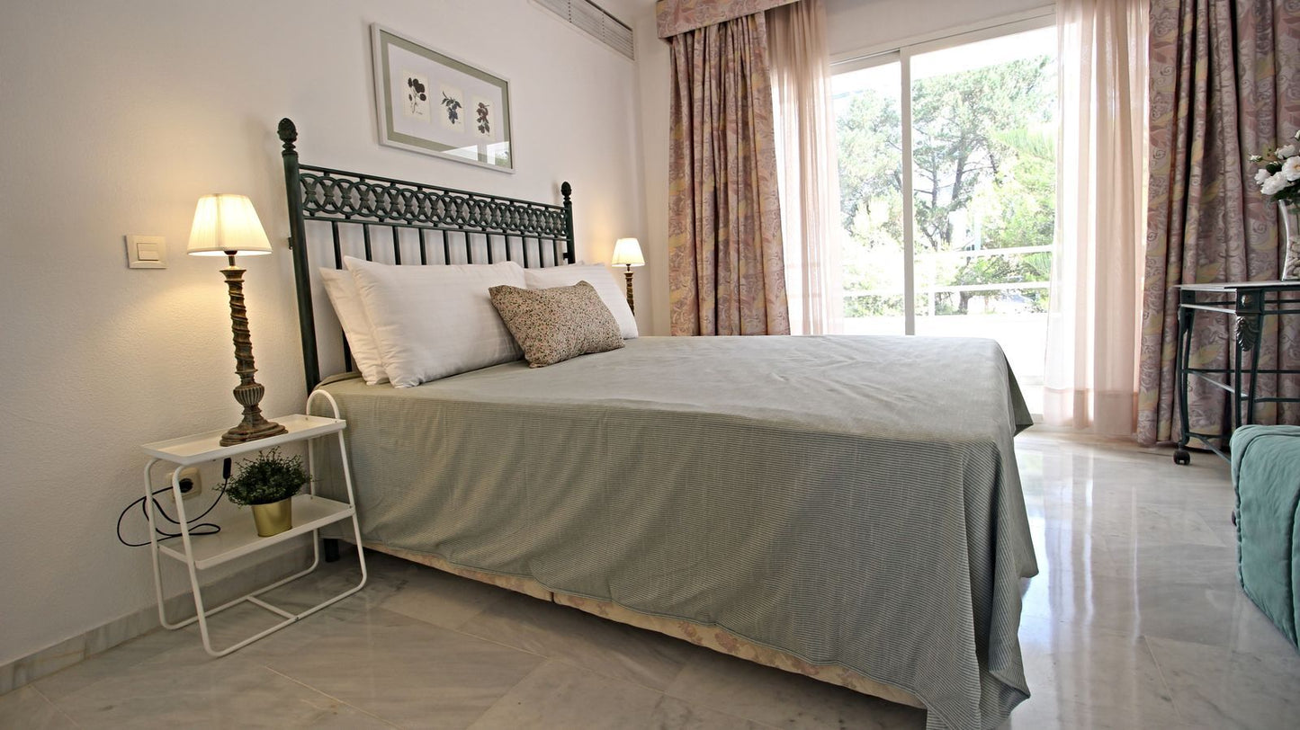 Apartamento de lujo en venta en Río Real, Marbella – 3 dormitorios, vistas al mar, garaje y zonas comunes exclusivas