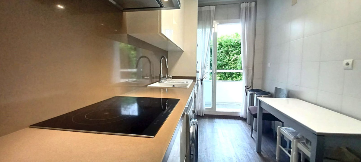 Elegante apartamento a 30 m del Paseo Marítimo de Marbella con piscina y jardines
