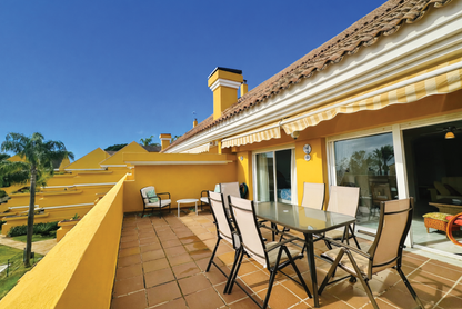 Apartamento de 3 dormitorios con terraza y vistas al mar en Marbella, a pocos metros de la playa