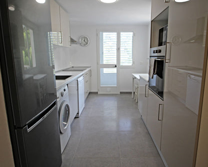 Apartamento de lujo en venta en Río Real, Marbella – 3 dormitorios, vistas al mar, garaje y zonas comunes exclusivas