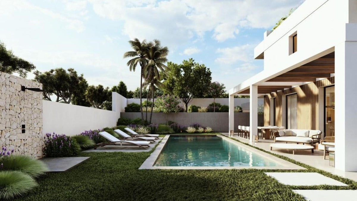 Terreno en Elviria, Marbella | Parcela con Proyecto de Villa de Lujo junto a Santa María Golf