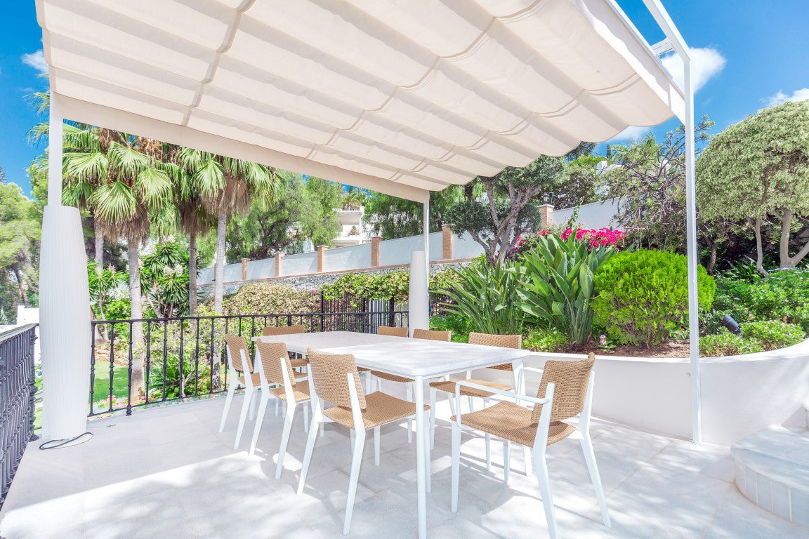 Encantadora Villa Andaluza en Primera Línea de Golf – ¡Oportunidad Única!