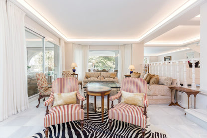 Villa en Marbella en Primera Línea de Golf | Parcela de 3.000 m² con Vistas al Mar y Potencial de Reforma