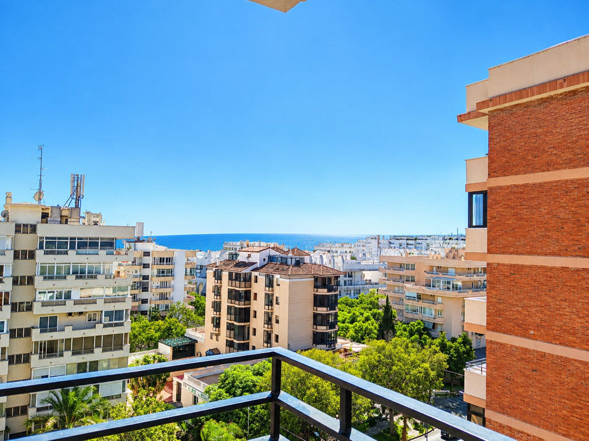 Apartamento reformado en planta alta con terraza soleada, vistas despejadas y piscina comunitaria