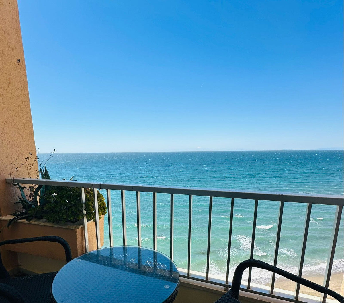 Estudio con Vistas al Mar en Primera Línea de Playa en Marbella – Ideal para Inversión