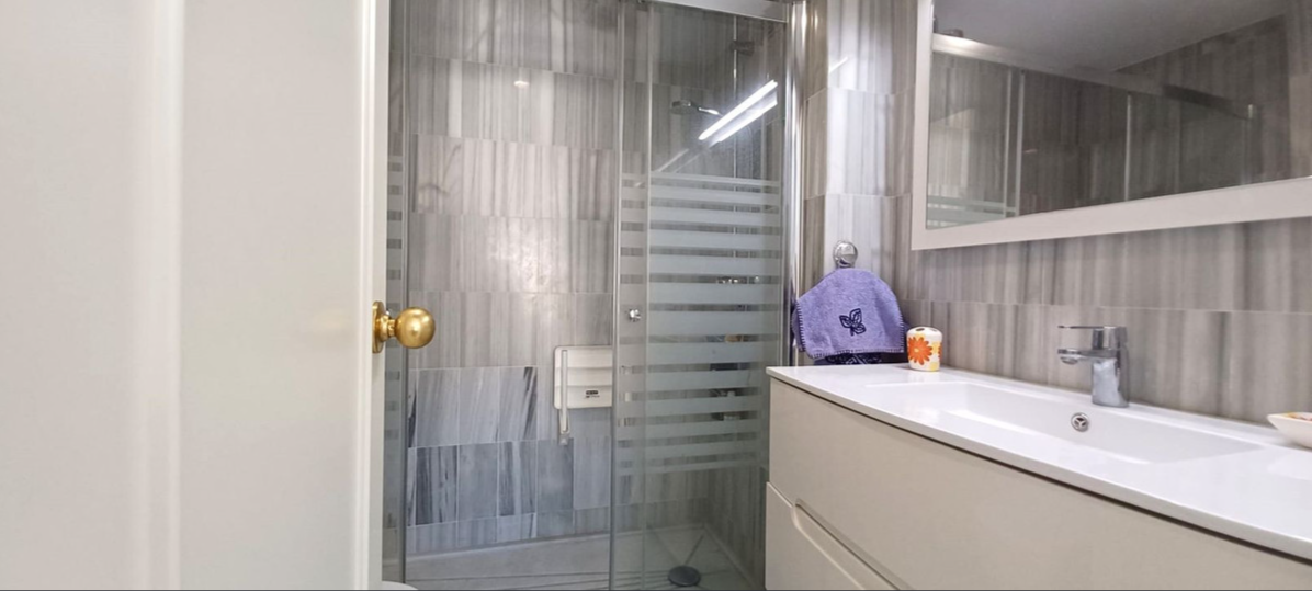 Elegante apartamento a 30 m del Paseo Marítimo de Marbella con piscina y jardines