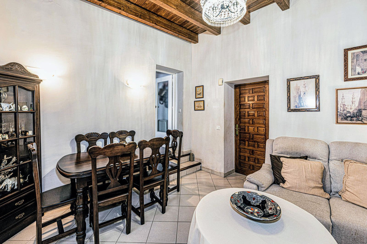 Ático con Terraza y Encanto Andaluz en el Casco Histórico de Marbella Frente a Iglesia Barroca
