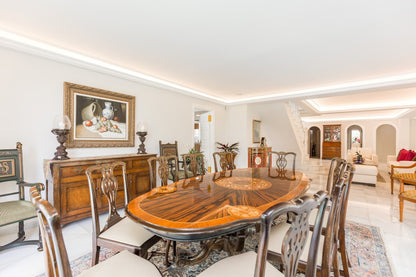 Villa en Marbella en Primera Línea de Golf | Parcela de 3.000 m² con Vistas al Mar y Potencial de Reforma