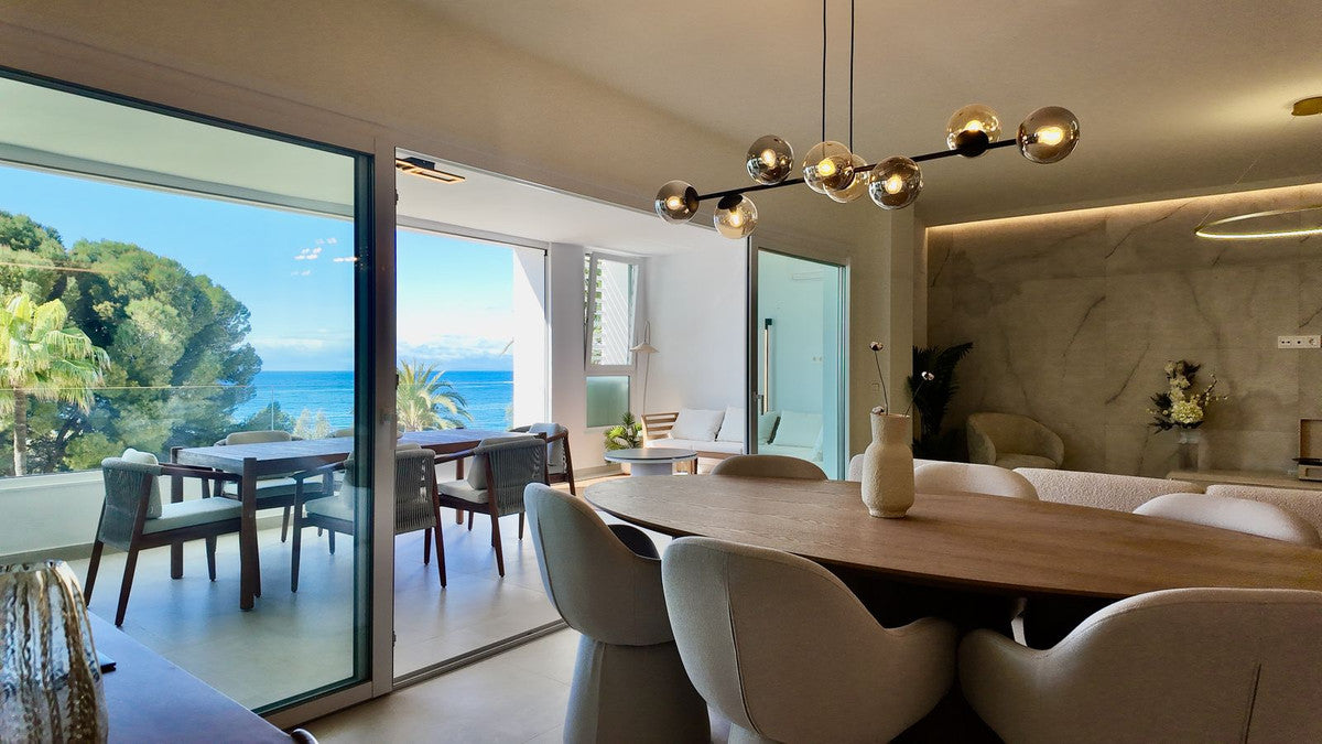 Magnífico apartamento a tan solo 3 km del centro de Marbella y a escasos metros del mar.