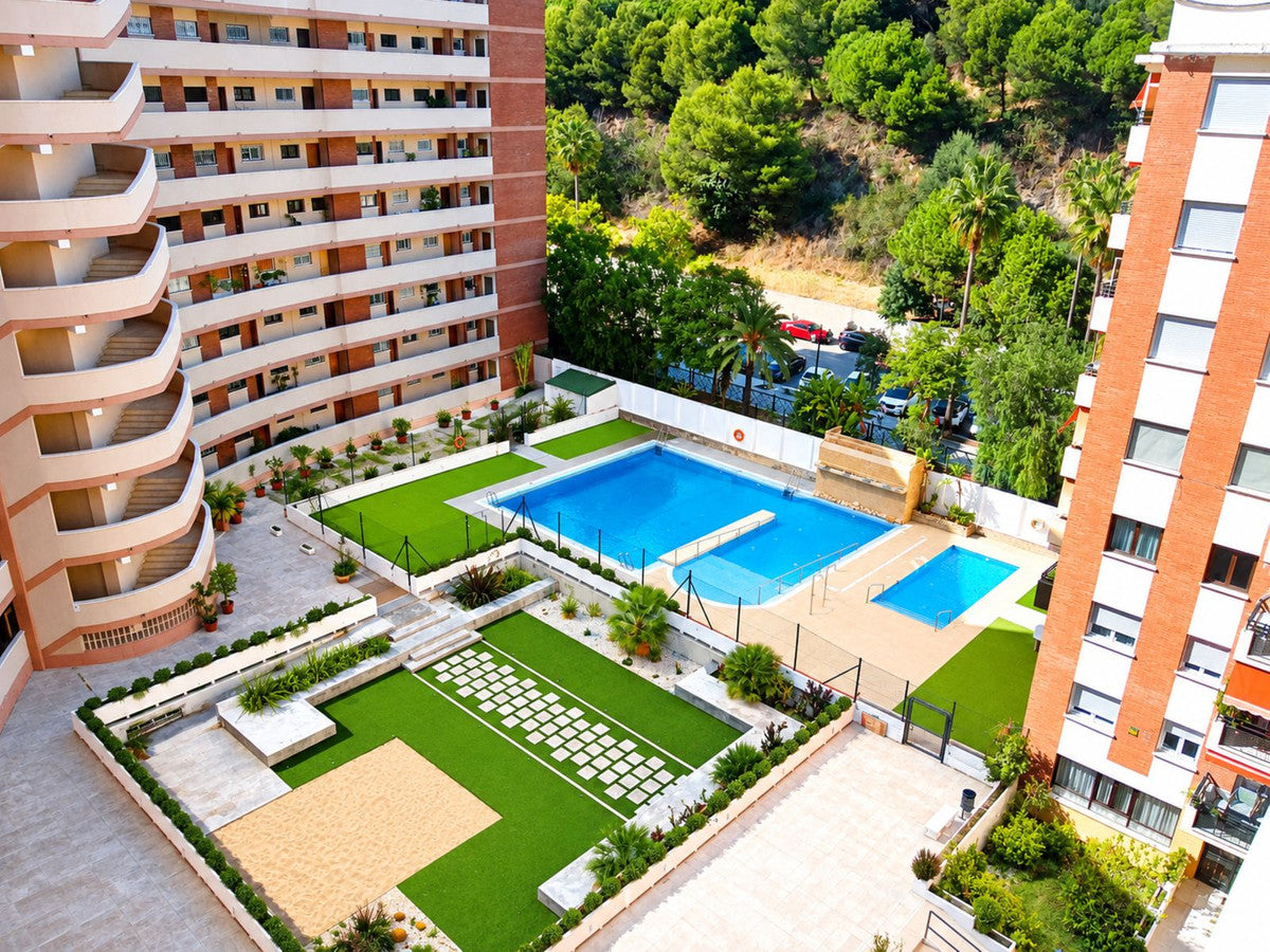 Apartamento reformado en planta alta con terraza soleada, vistas despejadas y piscina comunitaria