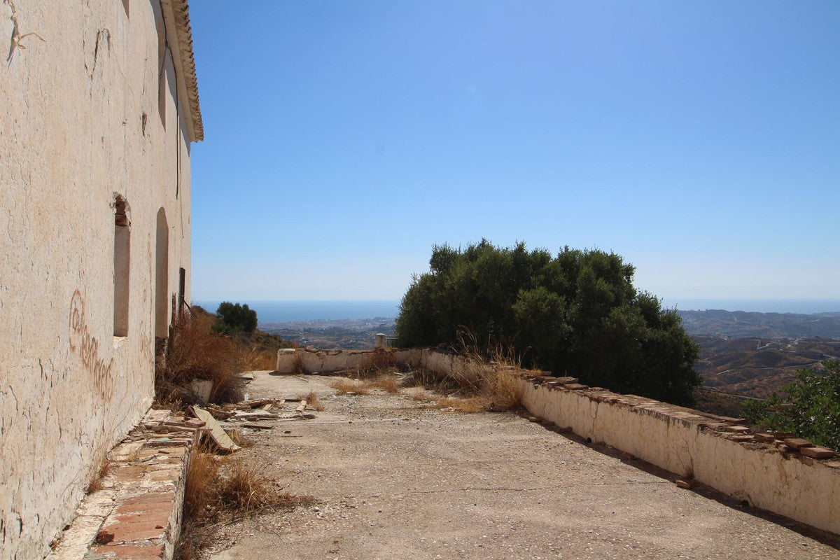 Terreno de 20.000 m² con Cortijo a Reformar y Vistas Panorámicas al Mar en Mijas – Gran Oportunidad de Inversión