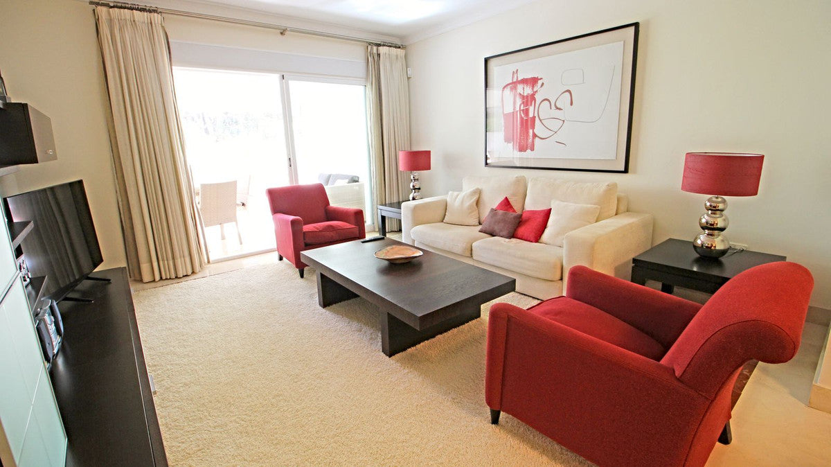 Apartamento de Ensueño a Metros del Mar con Terraza Acristalada, Piscina y Parking Privado