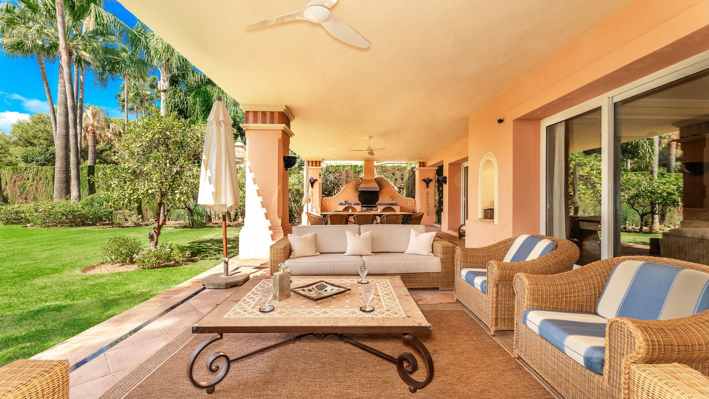 Villa de estilo andaluz en Nueva Andalucía