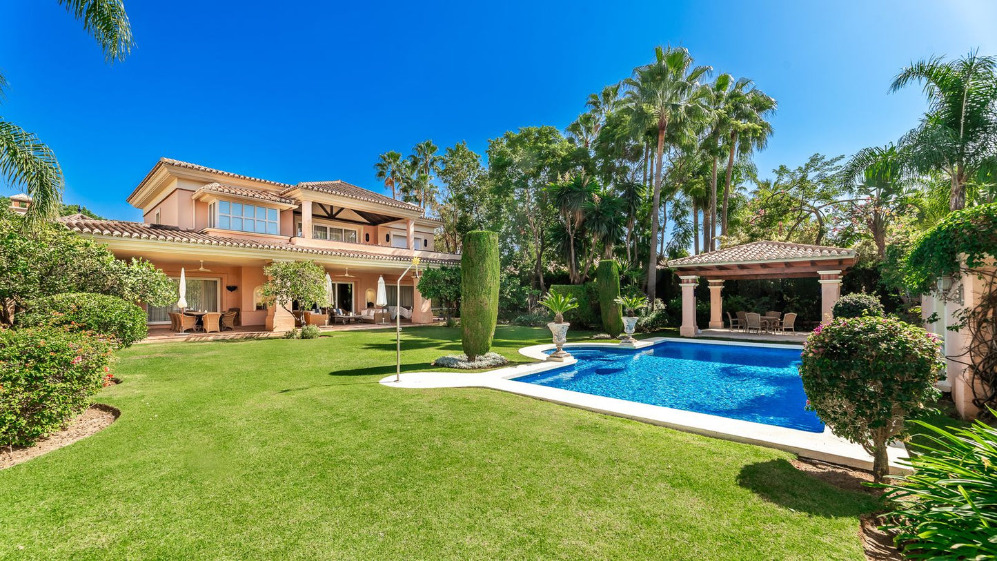 Villa de estilo andaluz en Nueva Andalucía