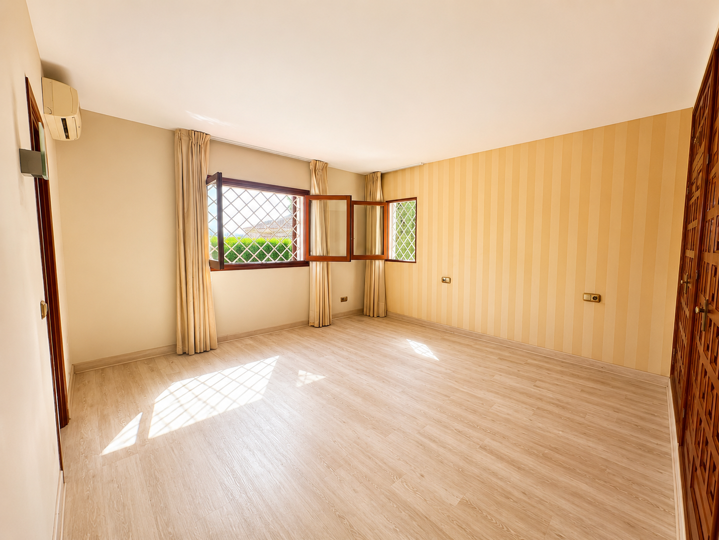 Villa Exclusiva en Río Real – Los Monteros, Marbella | STAND INMOBILIARIO