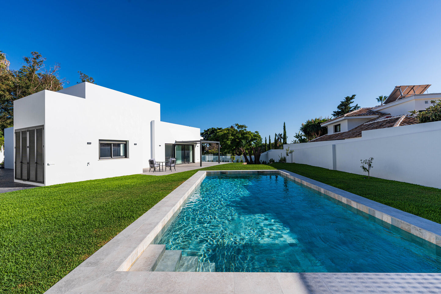 Moderna villa de lujo en el centro de Marbella, ubicada en la exclusiva zona residencial de La Merced. PROPIEDAD EN EXCLUSIVA.