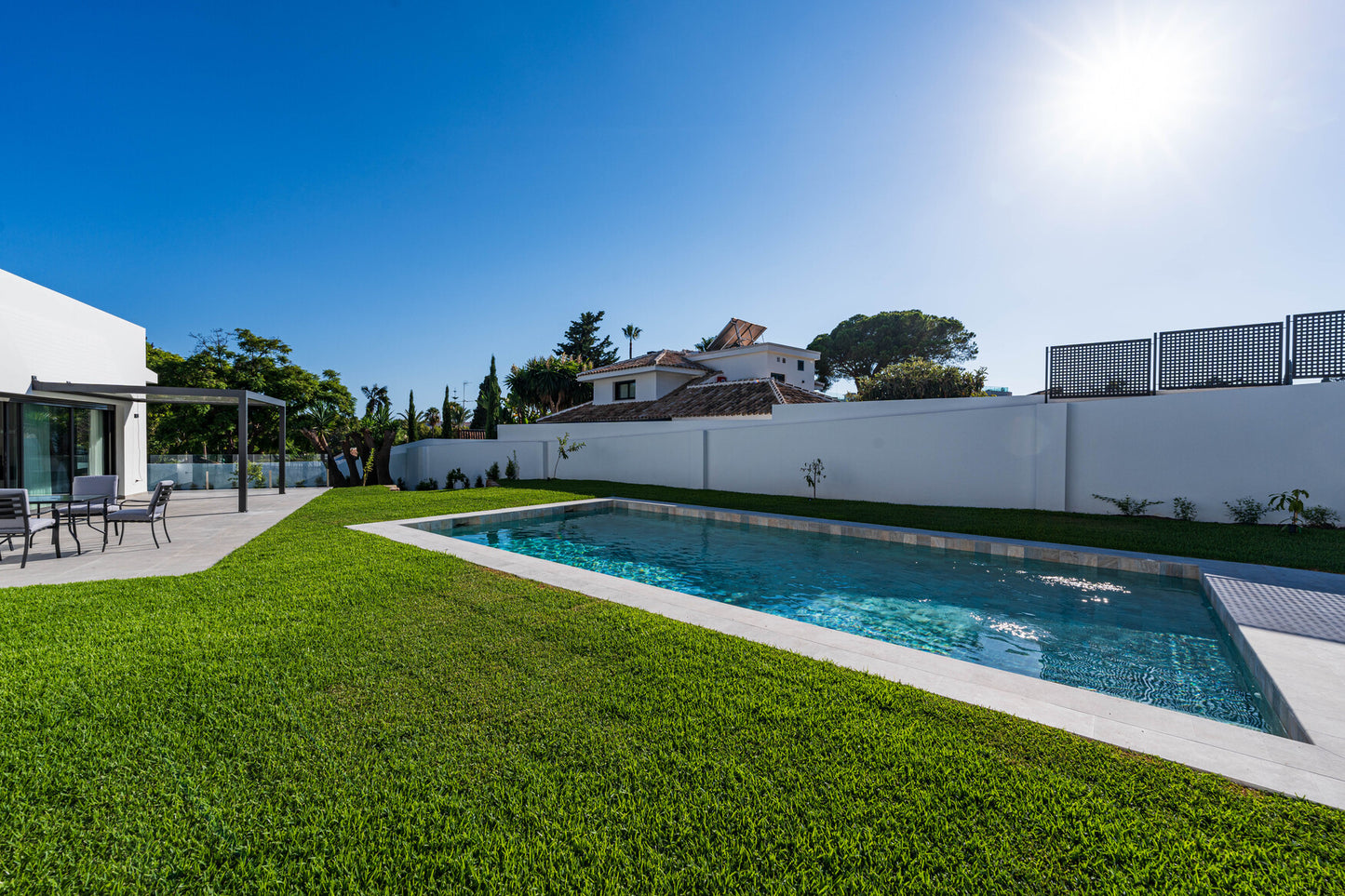 Moderna villa de lujo en el centro de Marbella, ubicada en la exclusiva zona residencial de La Merced. PROPIEDAD EN EXCLUSIVA.