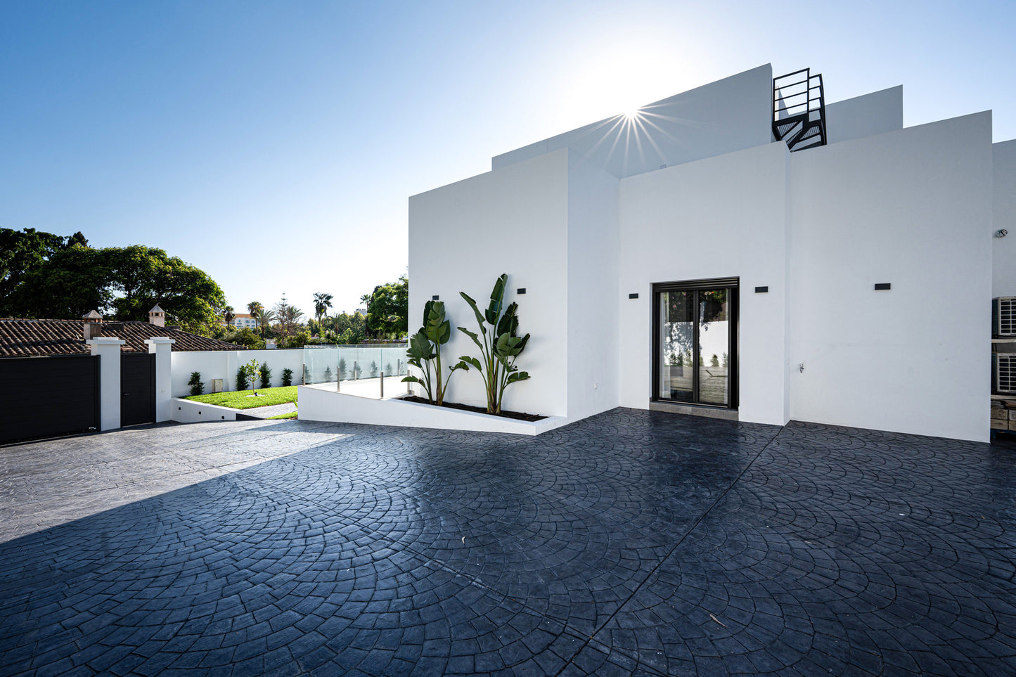 Moderna villa de lujo en el centro de Marbella, ubicada en la exclusiva zona residencial de La Merced. PROPIEDAD EN EXCLUSIVA.