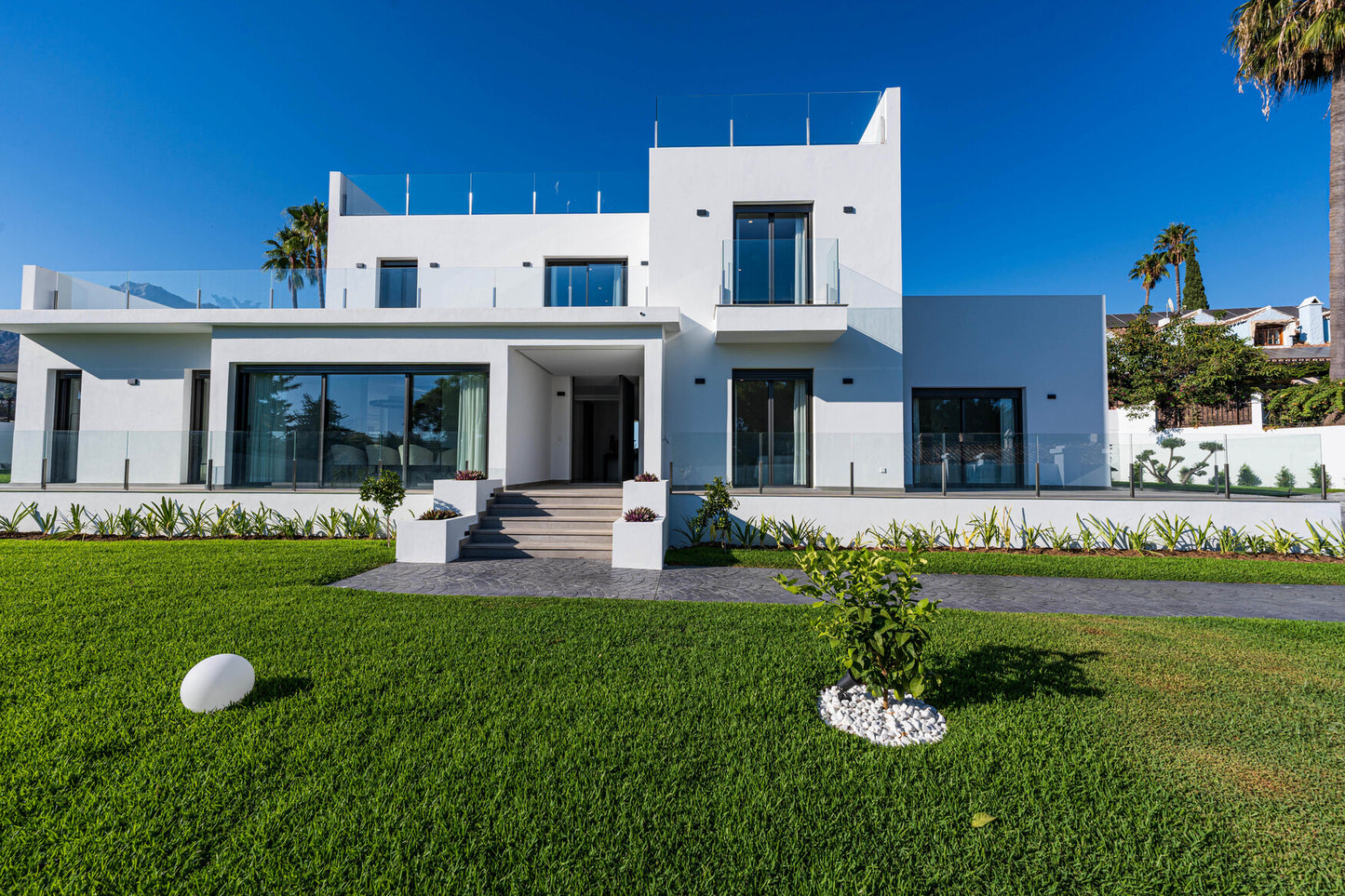 Moderna villa de lujo en el centro de Marbella, ubicada en la exclusiva zona residencial de La Merced. PROPIEDAD EN EXCLUSIVA.