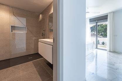 Moderna villa de lujo en el centro de Marbella, ubicada en la exclusiva zona residencial de La Merced. PROPIEDAD EN EXCLUSIVA.