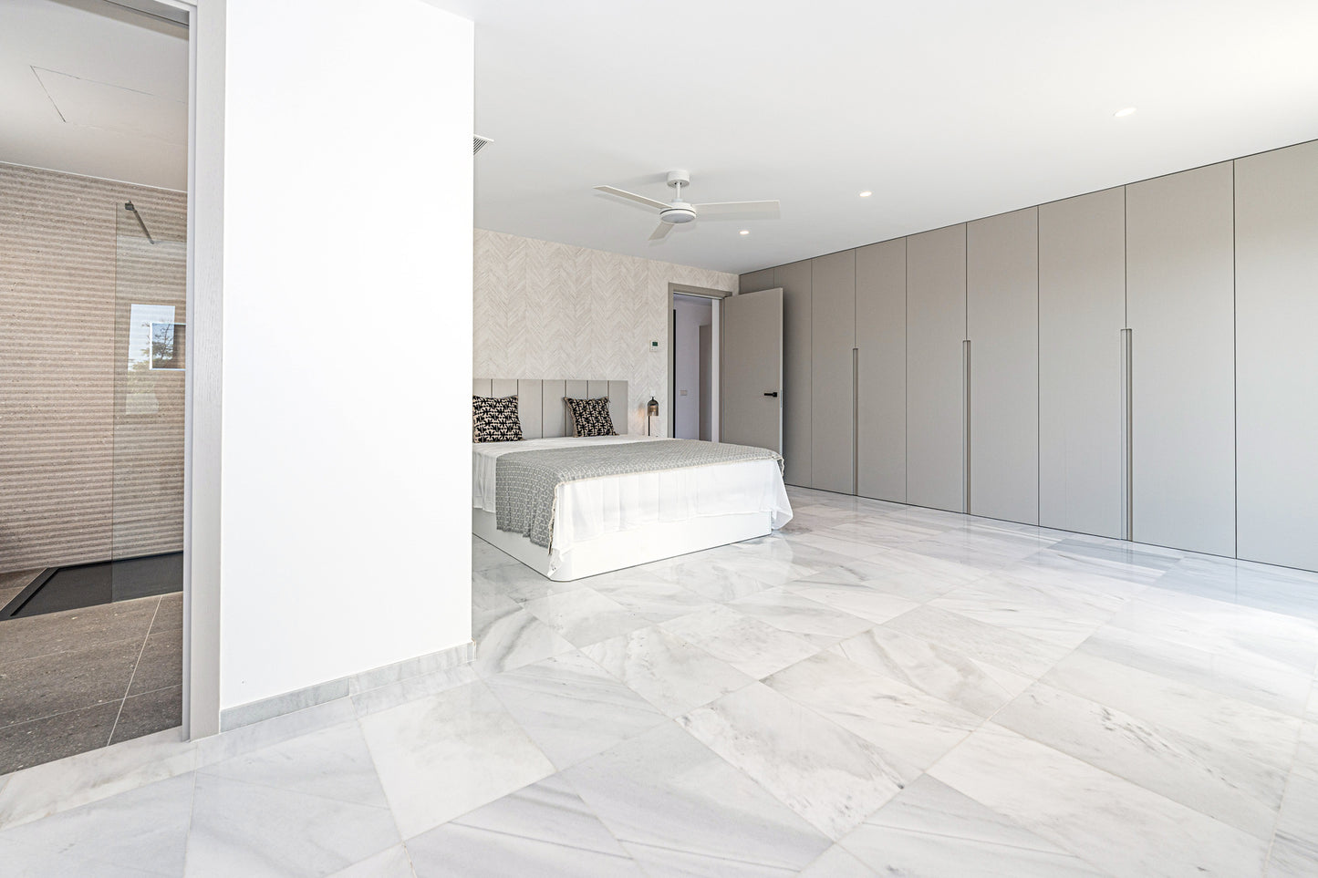 Moderna villa de lujo en el centro de Marbella, ubicada en la exclusiva zona residencial de La Merced. PROPIEDAD EN EXCLUSIVA.