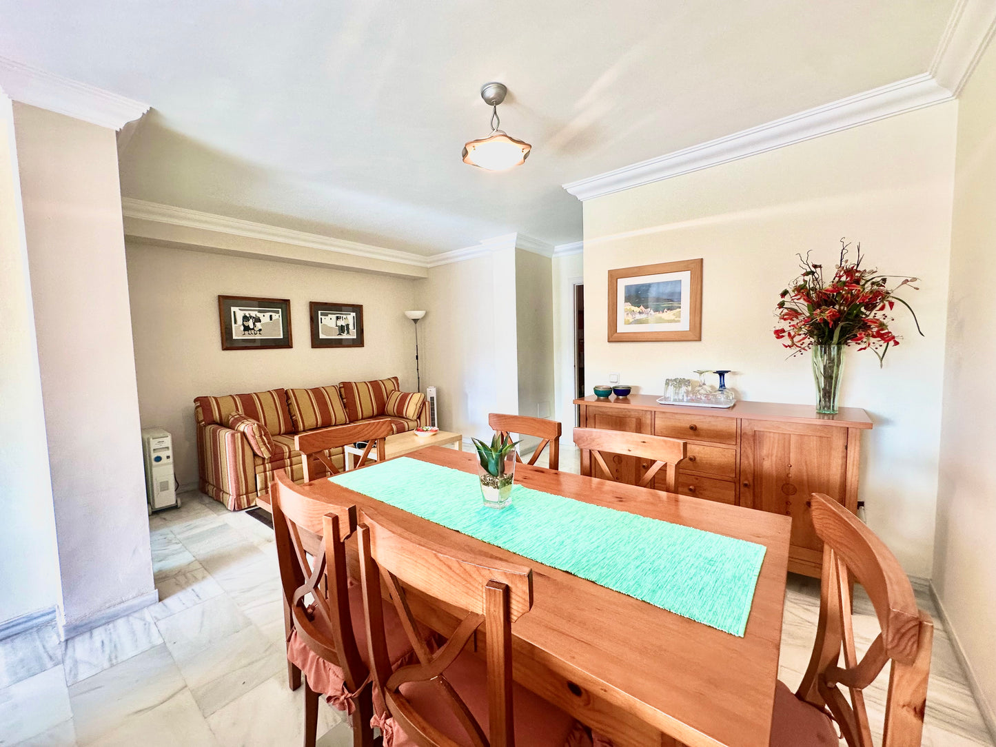 Apartamento de 3 dormitorios con terraza y vistas al mar en Marbella, a pocos metros de la playa