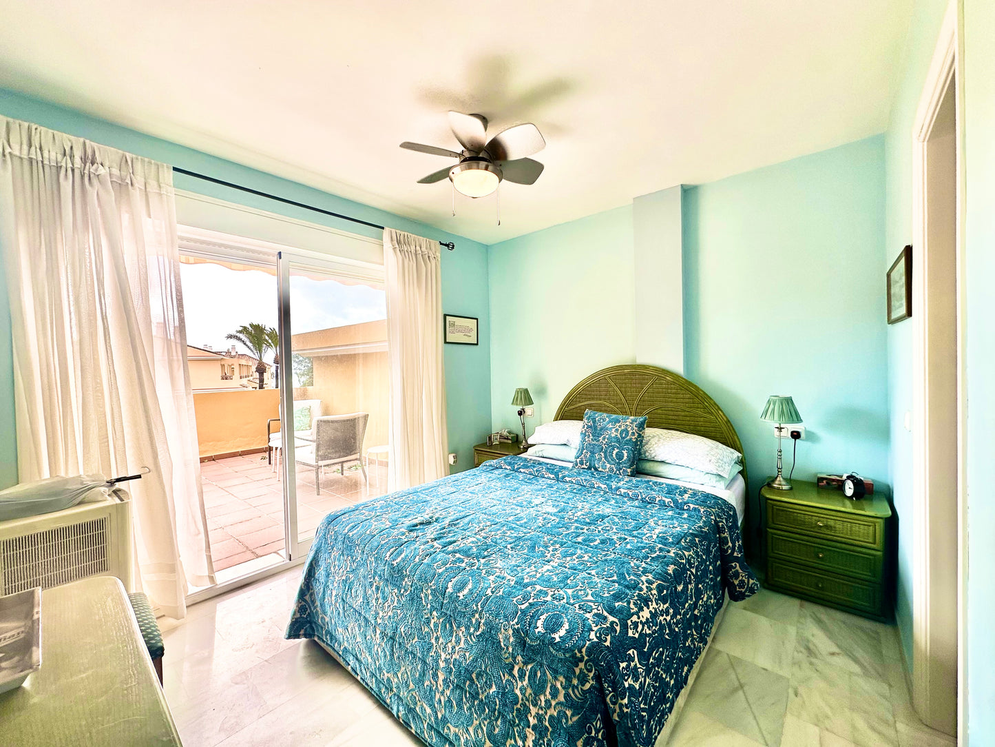 Apartamento de 3 dormitorios con terraza y vistas al mar en Marbella, a pocos metros de la playa