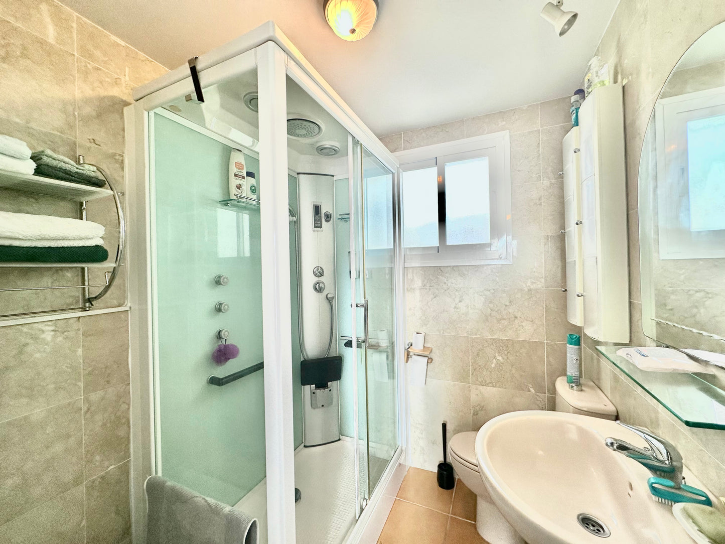 Apartamento de 3 dormitorios con terraza y vistas al mar en Marbella, a pocos metros de la playa