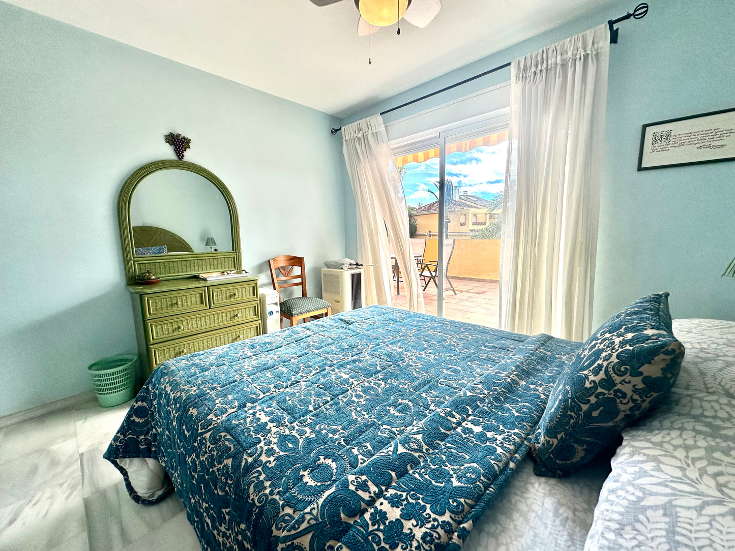 Apartamento de 3 dormitorios con terraza y vistas al mar en Marbella, a pocos metros de la playa