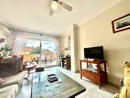 Apartamento de 3 dormitorios con terraza y vistas al mar en Marbella, a pocos metros de la playa