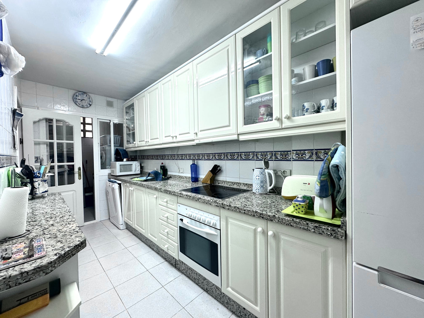 Apartamento de 3 dormitorios con terraza y vistas al mar en Marbella, a pocos metros de la playa