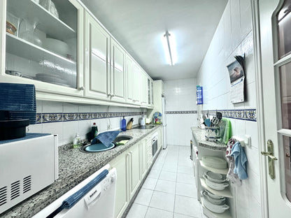 Apartamento de 3 dormitorios con terraza y vistas al mar en Marbella, a pocos metros de la playa