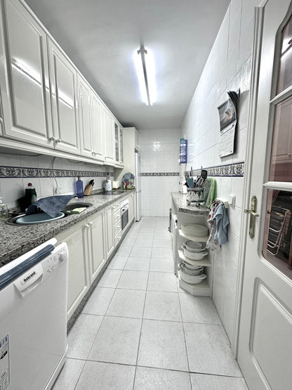 Apartamento de 3 dormitorios con terraza y vistas al mar en Marbella, a pocos metros de la playa