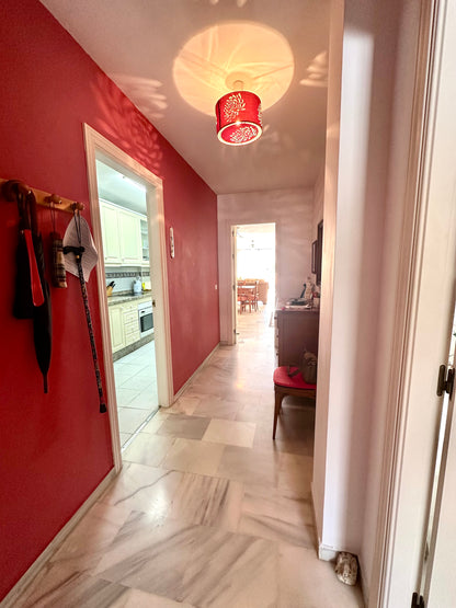 Apartamento de 3 dormitorios con terraza y vistas al mar en Marbella, a pocos metros de la playa