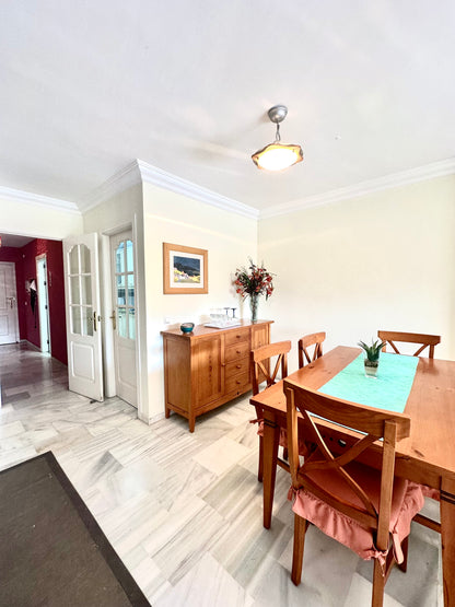 Apartamento de 3 dormitorios con terraza y vistas al mar en Marbella, a pocos metros de la playa