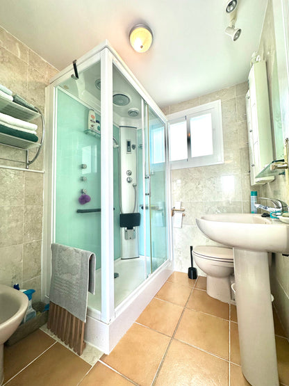 Apartamento de 3 dormitorios con terraza y vistas al mar en Marbella, a pocos metros de la playa