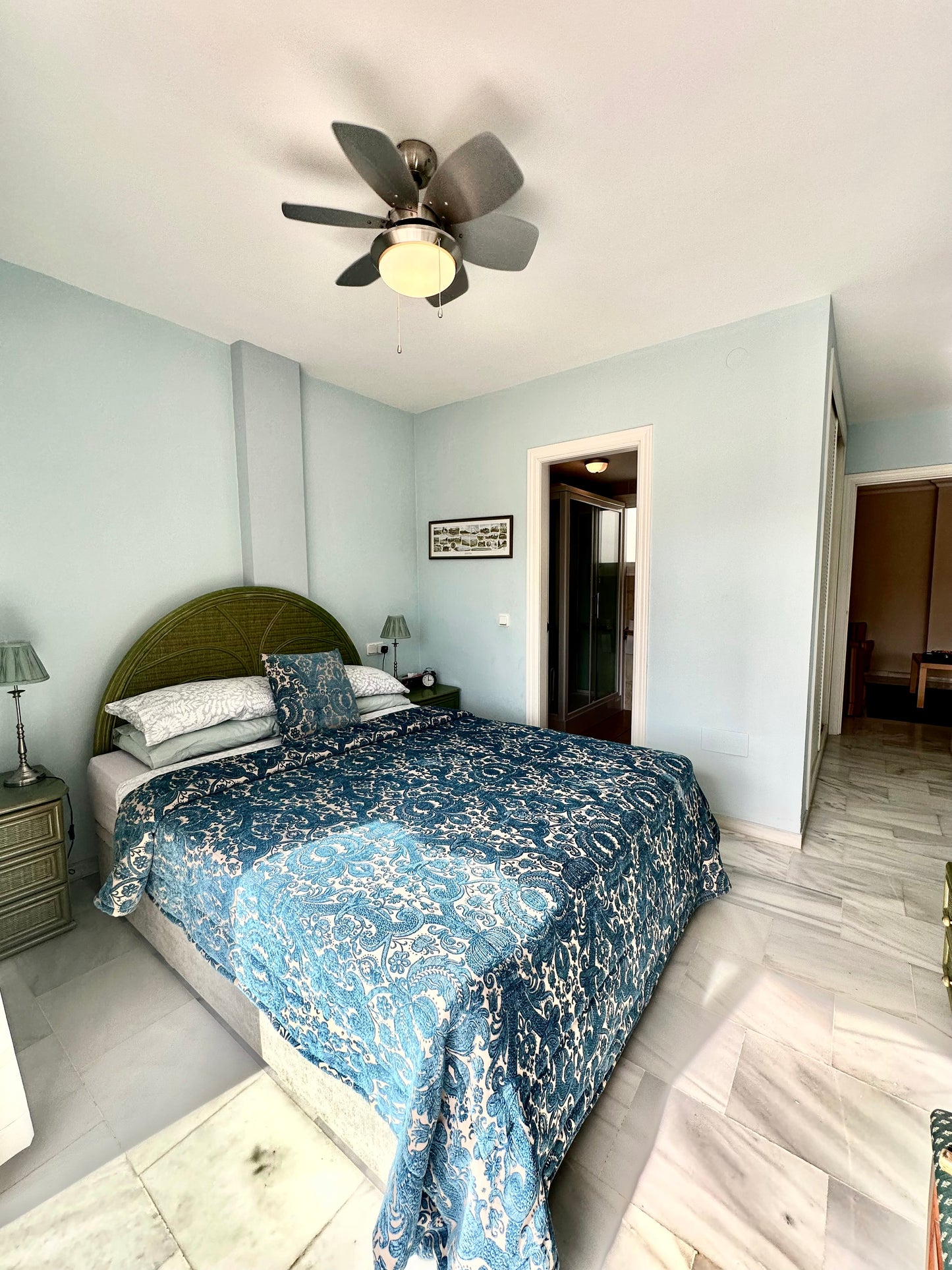 Apartamento de 3 dormitorios con terraza y vistas al mar en Marbella, a pocos metros de la playa