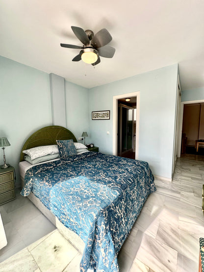 Apartamento de 3 dormitorios con terraza y vistas al mar en Marbella, a pocos metros de la playa