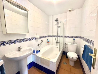 Apartamento de 3 dormitorios con terraza y vistas al mar en Marbella, a pocos metros de la playa