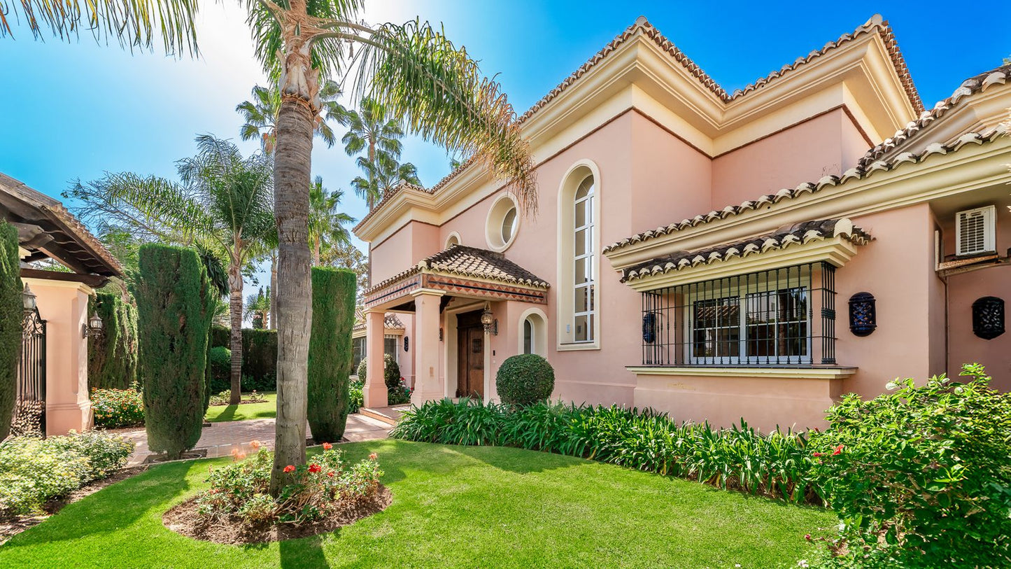 Villa de estilo andaluz en Nueva Andalucía