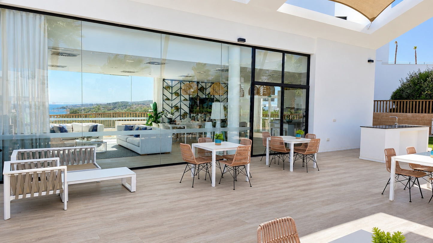 Exclusivo ático con piscina privada y vistas panorámicas al mar en La Cala de Mijas