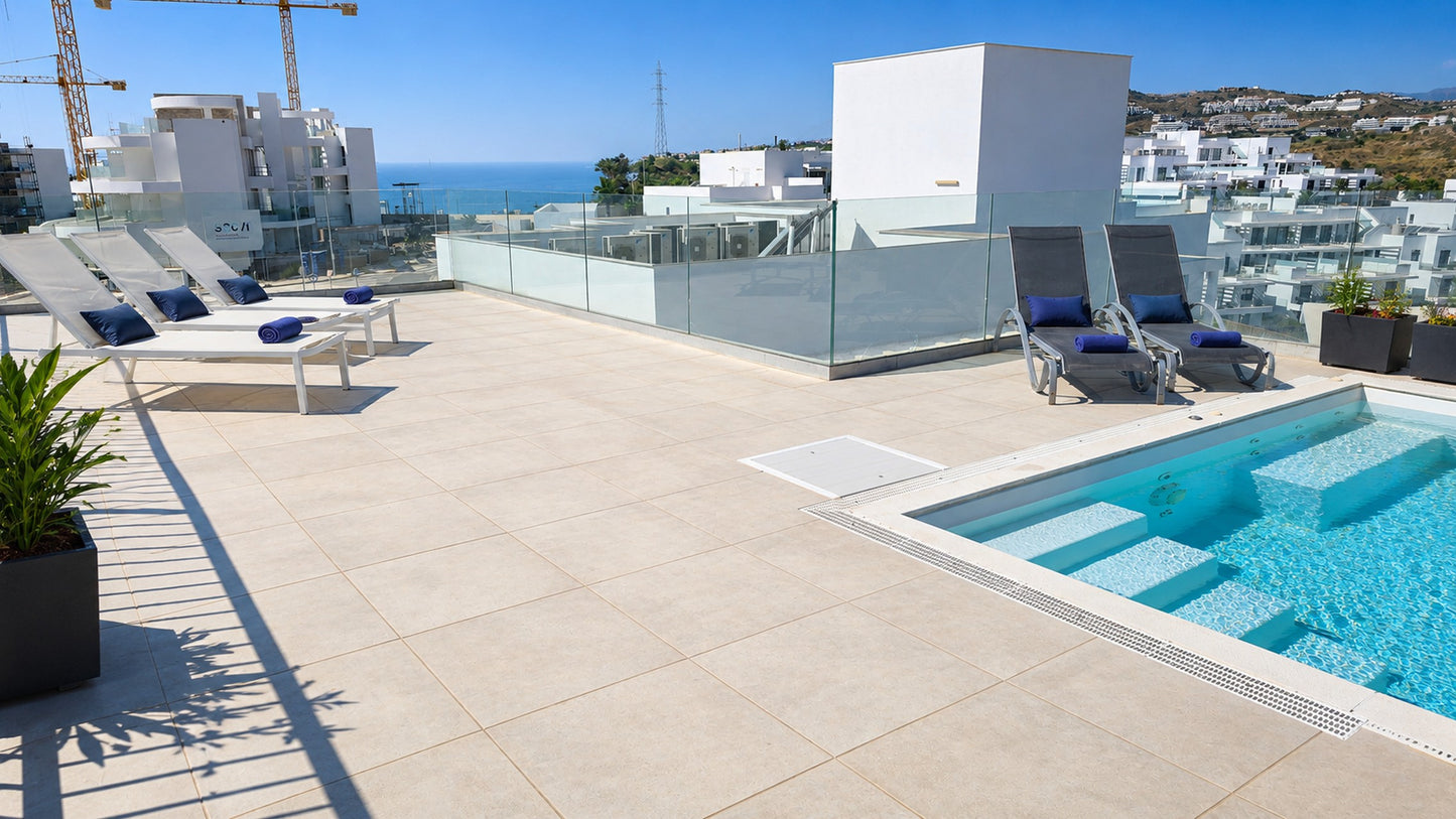 Exclusivo ático con piscina privada y vistas panorámicas al mar en La Cala de Mijas