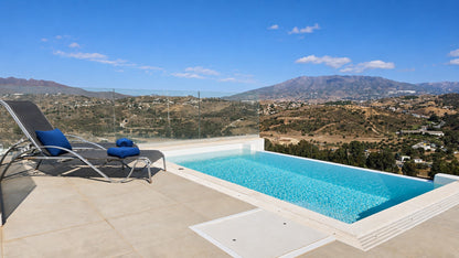 Exclusivo ático con piscina privada y vistas panorámicas al mar en La Cala de Mijas