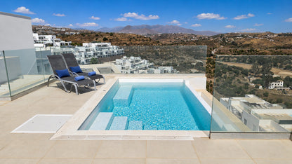 Exclusivo ático con piscina privada y vistas panorámicas al mar en La Cala de Mijas