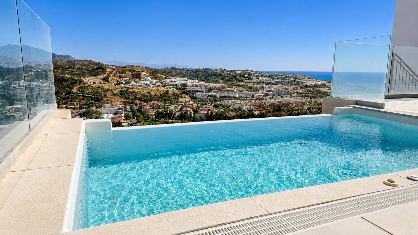 Exclusivo ático con piscina privada y vistas panorámicas al mar en La Cala de Mijas