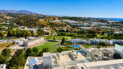 Exclusivo ático con piscina privada y vistas panorámicas al mar en La Cala de Mijas