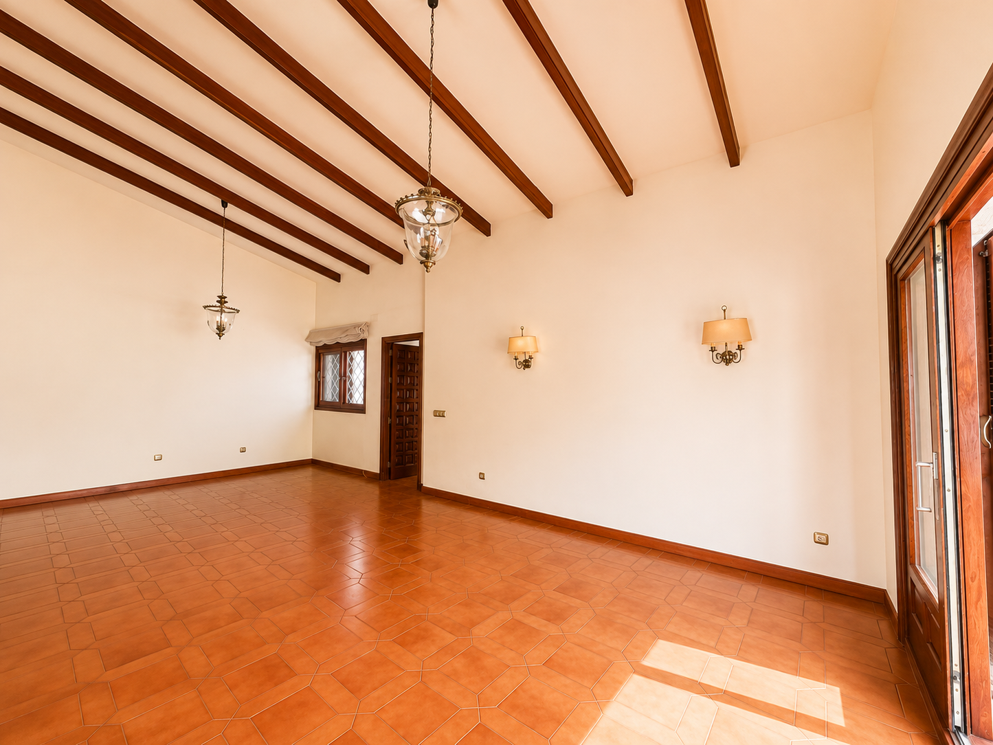 Villa Exclusiva en Río Real – Los Monteros, Marbella | STAND INMOBILIARIO